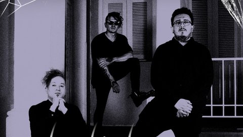 Plastique Noir no Asteroid Bar