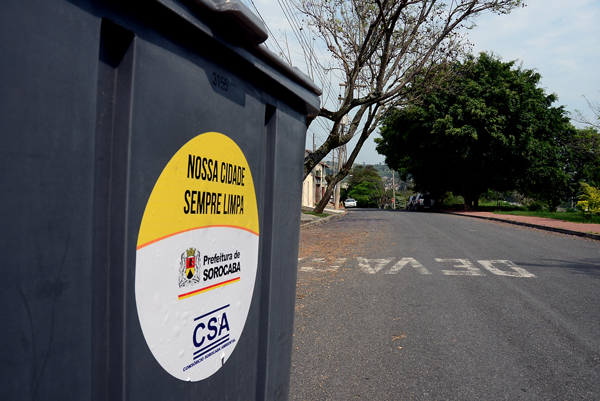 2015-10-01-brigtobias-distribuico-dos-novos-conteineres-de-lixo-ft-zaqueu-proenca-049-12