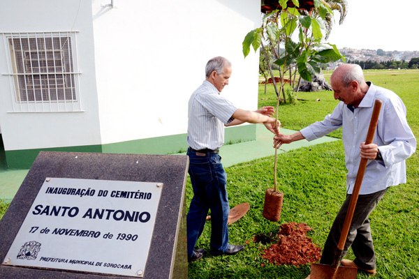 2015-11-17-cem-sto-ant-celebra-25-anos-com-plande-mudas-de-arvores-ft-zaqueu-proenca-77
