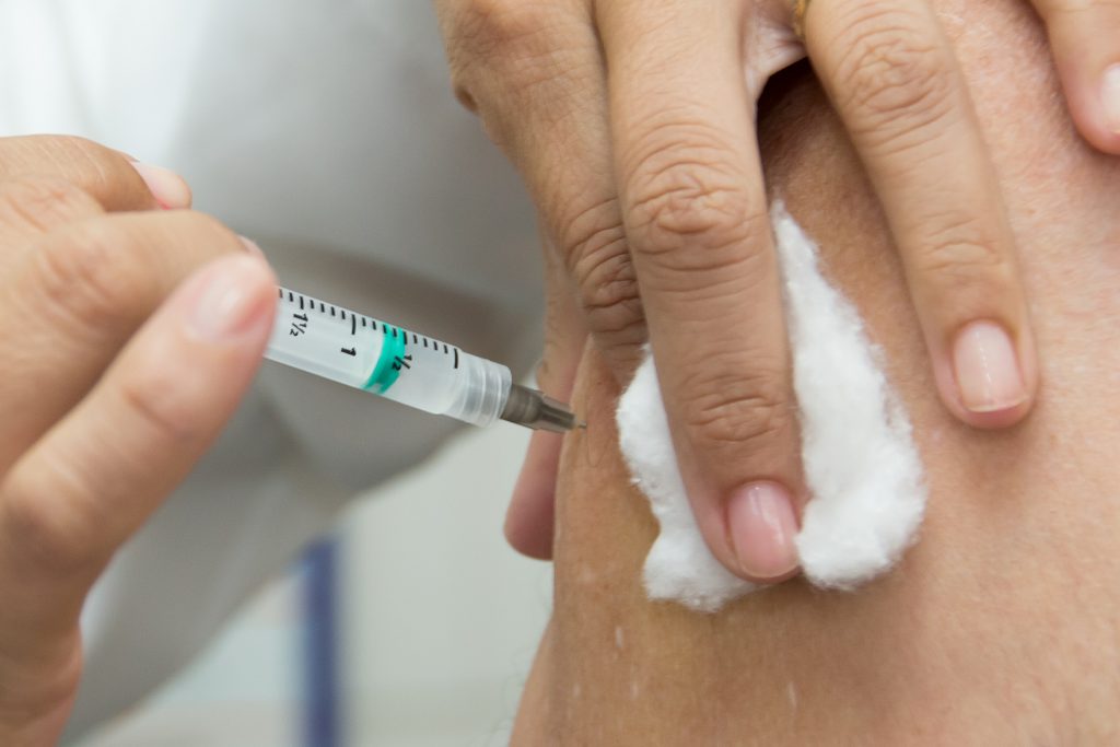 noticias.sorocaba.sp.gov.br-alexandre-lombardi-20140423-campanha-vacinaco-contra-gripe-5-1024x683