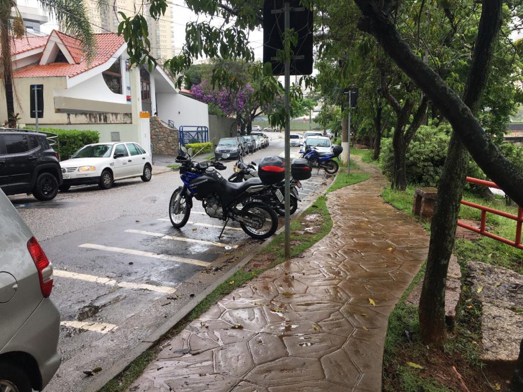 noticias.sorocaba.sp.gov.br-motociclistas-devem-redobrar-a-atencao-ao-trafegar-com-chuva-moto-chuva-1024x768