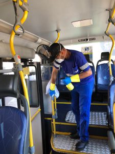 noticias.sorocaba.sp.gov.br-forca-tarefa-garante-a-higienizacao-dos-onibus-do-transporte-coletivo-de-sorocaba-limpeza-onibus-20-225x300