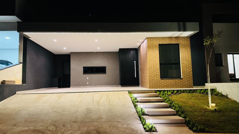 Casa em CONDOMÍNIO RESIDENCIAL FLORES, VOTORANTIM - CASA TÉRREA COM PISCINA - 3 SUÍTES + HOME OFFICE LOCALIZADA NO CONDOMÍNIO RESIDENCIAL FLORES!