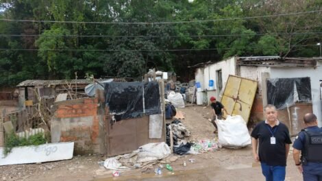 Operação Ferro-Velho interdita estabelecimento irregular no bairro Cajuru do Sul