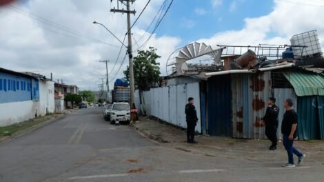 Operação Ferro-Velho interdita estabelecimento irregular no bairro Cajuru do Sul