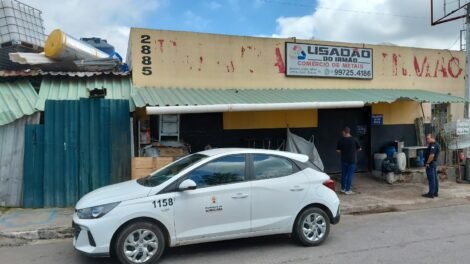 Operação Ferro-Velho interdita estabelecimento irregular no bairro Cajuru do Sul