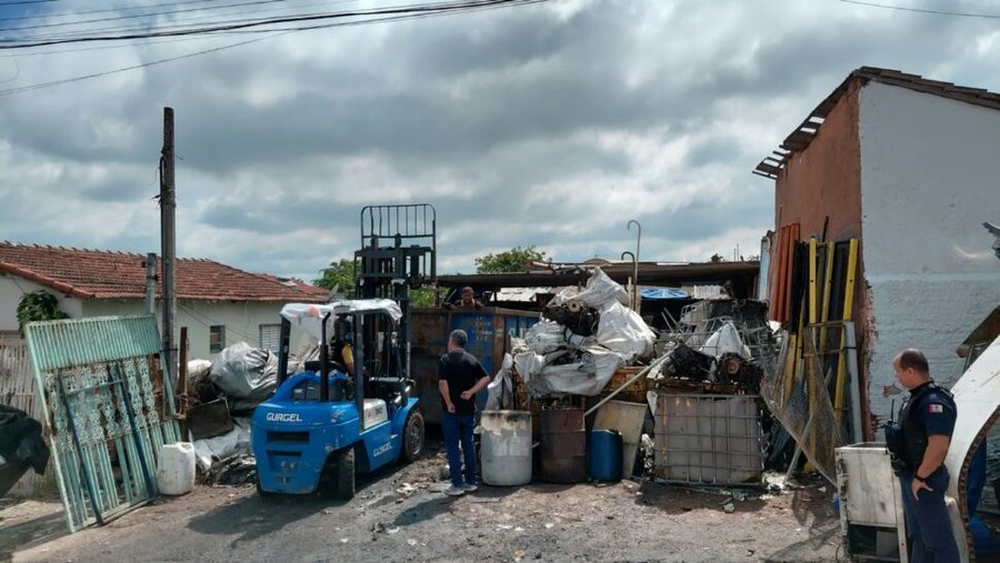 Operação Ferro-Velho interdita estabelecimento irregular no bairro Cajuru do Sul
