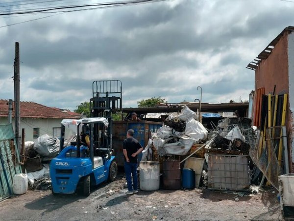 Operação Ferro-Velho interdita estabelecimento irregular no bairro Cajuru do Sul