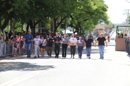 Desfile de Brigadeiro Tobias reúne público de 1,5 mil pessoas neste domingo (18)