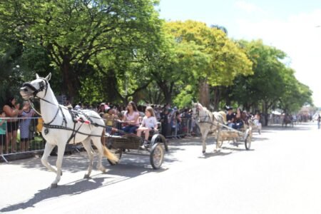 Desfile de Brigadeiro Tobias reúne público de 1,5 mil pessoas neste domingo (18)