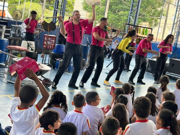 Escolas da rede municipal recebem apresentações do Projeto Orquestra de Sucata, que une música e sustentabilidade