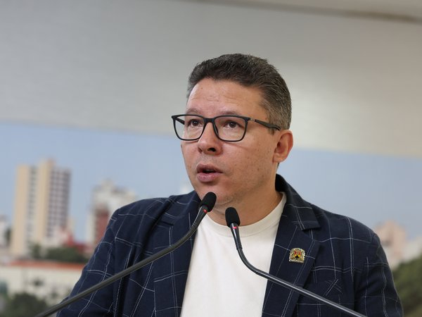 Cristiano Passos reivindica recapeamento e refazimento asfáltico em trecho da Avenida Santos Dumont