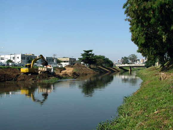 Saae faz o desassoreamento de mais um trecho do rio Sorocaba
